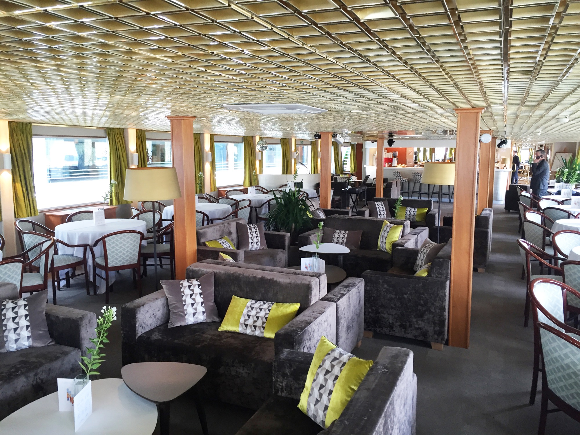 CroisiEurope MS France Restaurant 2.jpg